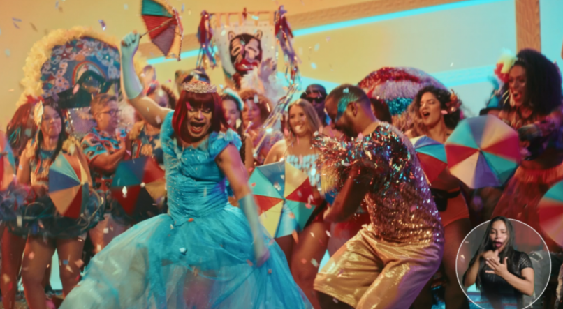 Frame do videoclipe de carnaval que conta com a participação de Cinderela, representando todos os apresentadores da emissora