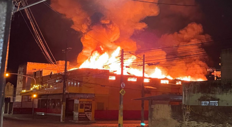 Incêndio em supermercado em Jaboatão dos Guararapes.