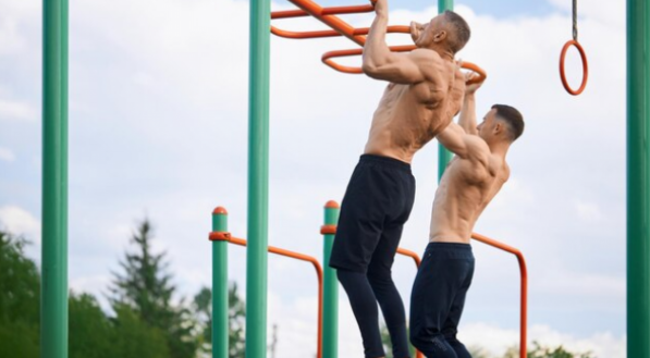 Imagem de pessoas fazendo exercícios de calistenia em barra