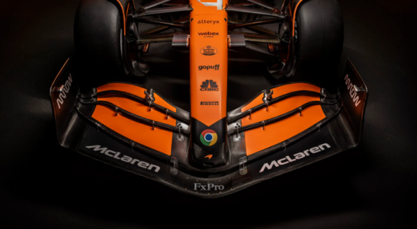 Novo carro da McLaren para temporada 2024 extingue azul e ser&aacute; predominantemente laranja