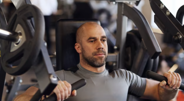 Homem fazendo treino de muscula&ccedil;&atilde;o na academia