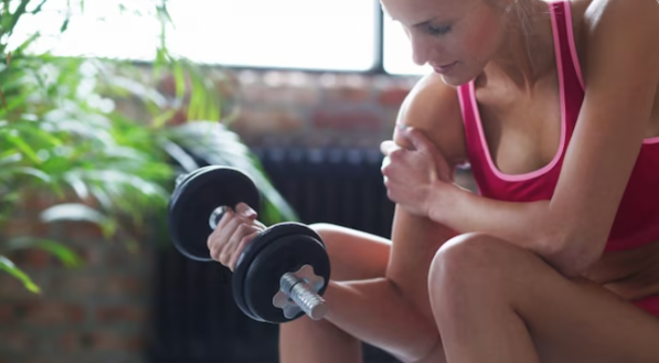 Mulher realizando muscula&ccedil;&atilde;o