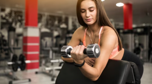 Mulher realizando treino na academia