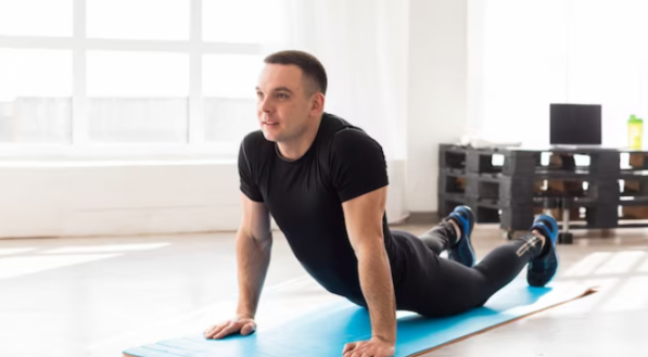 Homem fazendo pilates para ganhar força