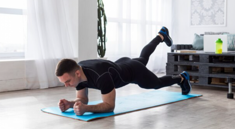 Imagem: homem praticando exercício físico em casa