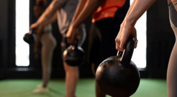 Pessoas fazendo exercícios com kettebell