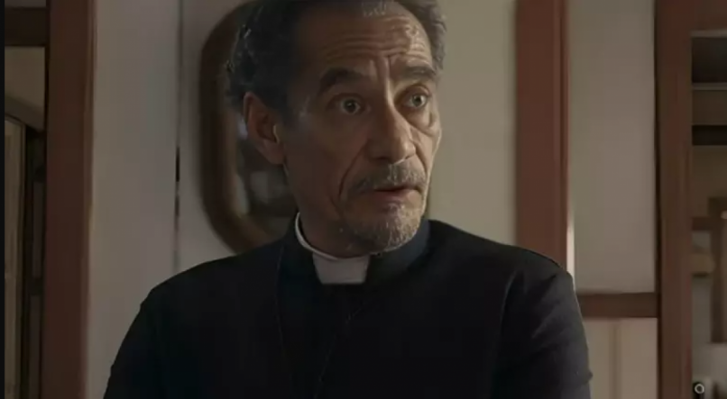 Padre Santo é interpretado pelo ator Chico Diaz