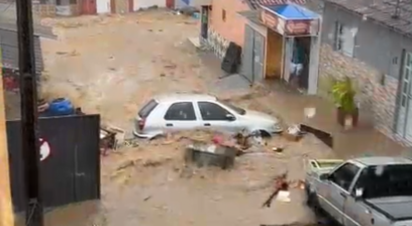 Outras quatro casas também foram atingidas, contudo, os moradores já conseguiram retornar às residências