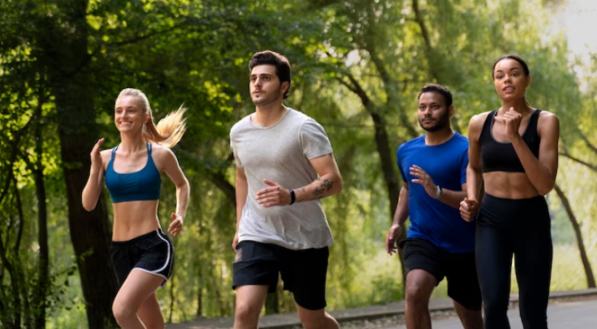 Imagem de pessoas fazendo corrida, um dos exerc&iacute;cios aer&oacute;bicos que ajudam a combater o colesterol alto