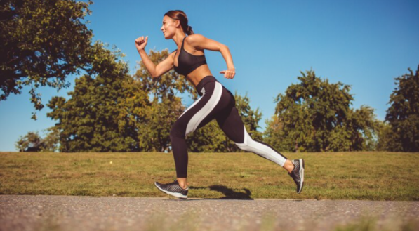 Imagem ilustrativa; mulehr praticando corrida em parque. 