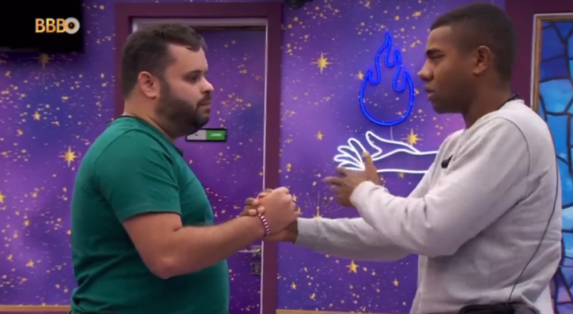 Davi e Michel dando aos mãos no BBB 24