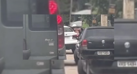 Nas imagens, é possível ver a mulher sendo arrastada e forçada a entrar no banco traseiro de um carro de cor branca, contra sua vontade
