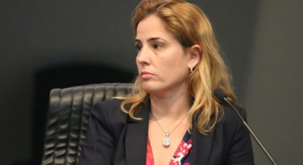 Juíza Gabriela Hardt. Ex-juíza da Lava Jato tem pedido de afastamento retirado após votação da CNJ. Ação foi encabeçada pelo presidente do conselho, ministro Barroso