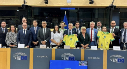 Deputados bolsonaristas visitaram União Europeia para defender tese de censura no Brasil