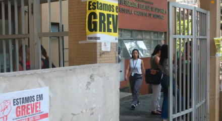 Universidade Federal de São Paulo com cartazes nas paredes anunciando a greve