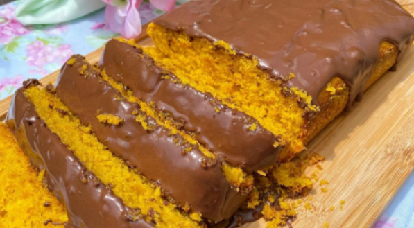 Bolo de cenoura fit em fatias
