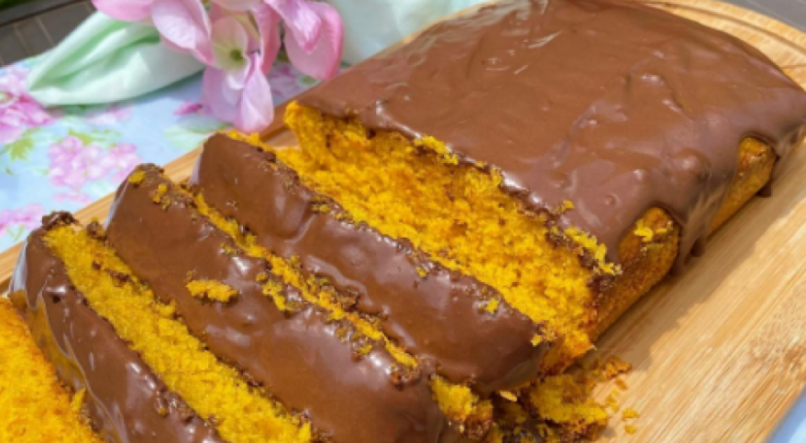 Bolo de cenoura fit com chocolate