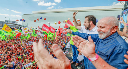 Presidente Lula ao lado de Guilherme Boulos em meio à multidão apoiadora