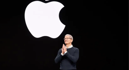 Tim Cook, diretor executivo da Apple, em apresentação durante evento com a logo da empresa, em branco
