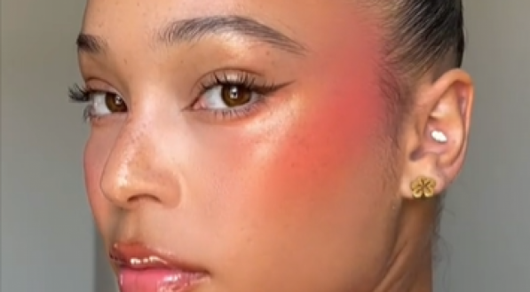 Nova técnica de maquiagem, sunset blush, reproduzida na pele de Alissa Janay