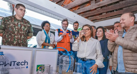 Janja toma água de purificadores doados para o Rio Grande do Sul em meio a escassez de água no estado