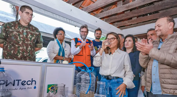 Janja toma água de purificadores doados para o Rio Grande do Sul em meio a escassez de água no estado