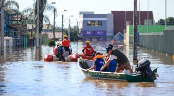 Em enchente no Rio Grande do Sul, equipes de resgate se deslocam de barco 
