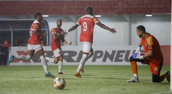 Equipe da tombense comemorando Gol