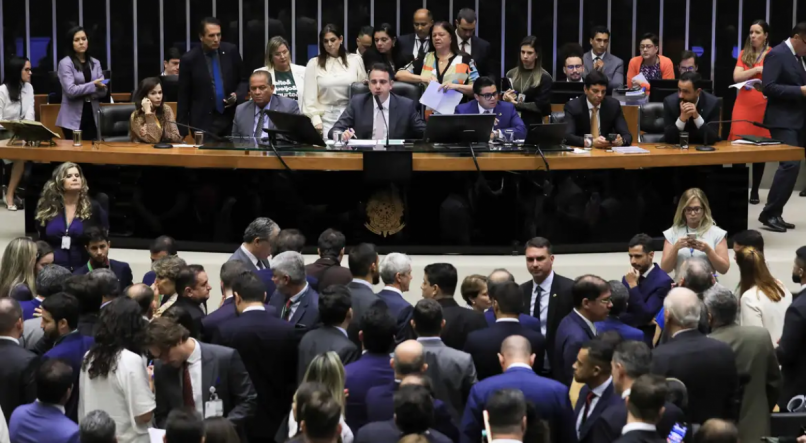 Congresso Nacional vota veto do presidente Lula no dia 09 de maio de 2024. Diversos parlamentares estão agrupados em frente à bancada do Congresso, presidida pelo senador Rodrigo Pacheco