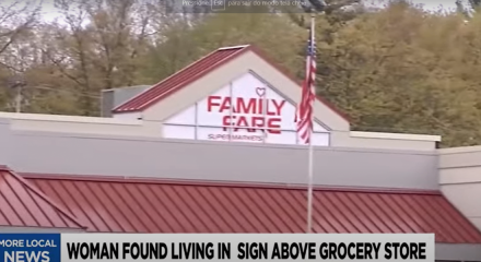 A placa do supermercado nos EUA onde a mulher estava morando