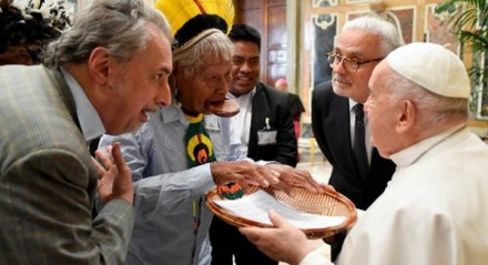 Cacique Raoni e Papa Francisco falam sobre situação de indígenas no Brasil