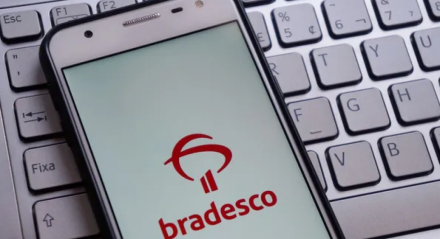 Imagem de um celular logado no aplicativo do Bradesco. App do banco apresenta instabilidade nesta sexta (17)