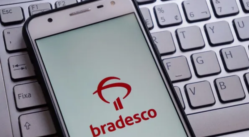 Imagem de um celular logado no aplicativo do Bradesco. App do banco apresenta instabilidade nesta sexta (17)