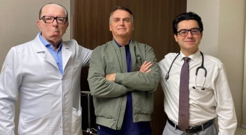 Ex-presidente Bolsonaro posa com seus dois médicos após receber alta do hospital