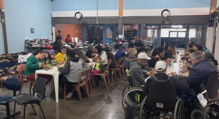 Pessoas com deficiência e pessoas sem deficiência em abrigo provisório no Rio Grande do Sul após enchentes no estado