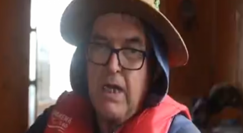 Senhor de 71 anos remou por 2 horas mais de um quilômetro após sua casa ser invadida pelas águas da enchente
