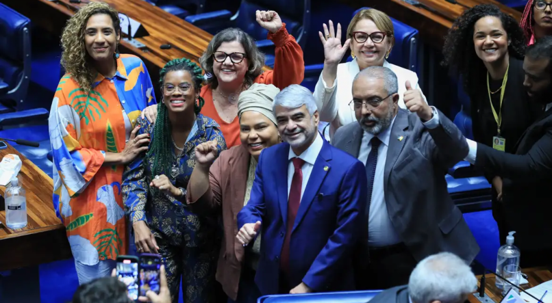 Ministra Anielle Franco e senadores comemoram aprovação de renovação da lei de cotas no Senado Federal.