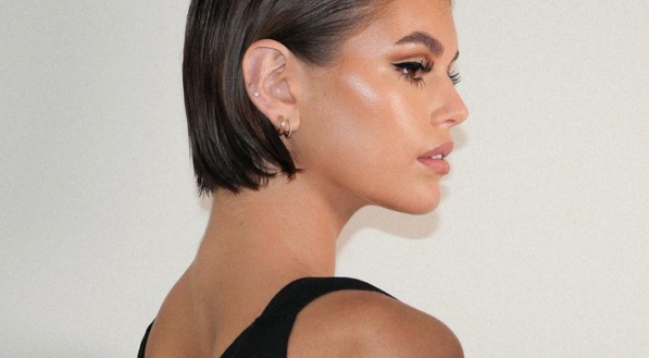 Atriz Kaia Gerber posa para foto mostrando o penteado hydro bob.