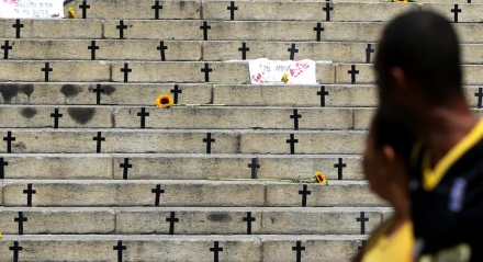 Escadaria de cemitério com cruzes para representar mortes
