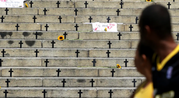 Escadaria de cemitério com cruzes para representar mortes