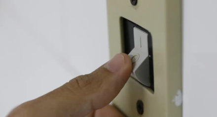 Imagem da mão de uma pessoa desligando um interruptor de equipamento eletrônico