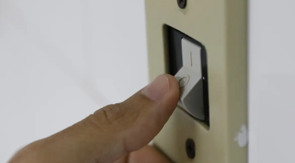 Imagem da mão de uma pessoa desligando um interruptor de equipamento eletrônico