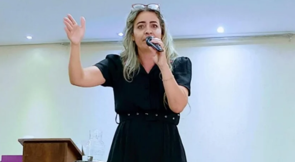 Imagem de Keyla Costa, ministrando um culto