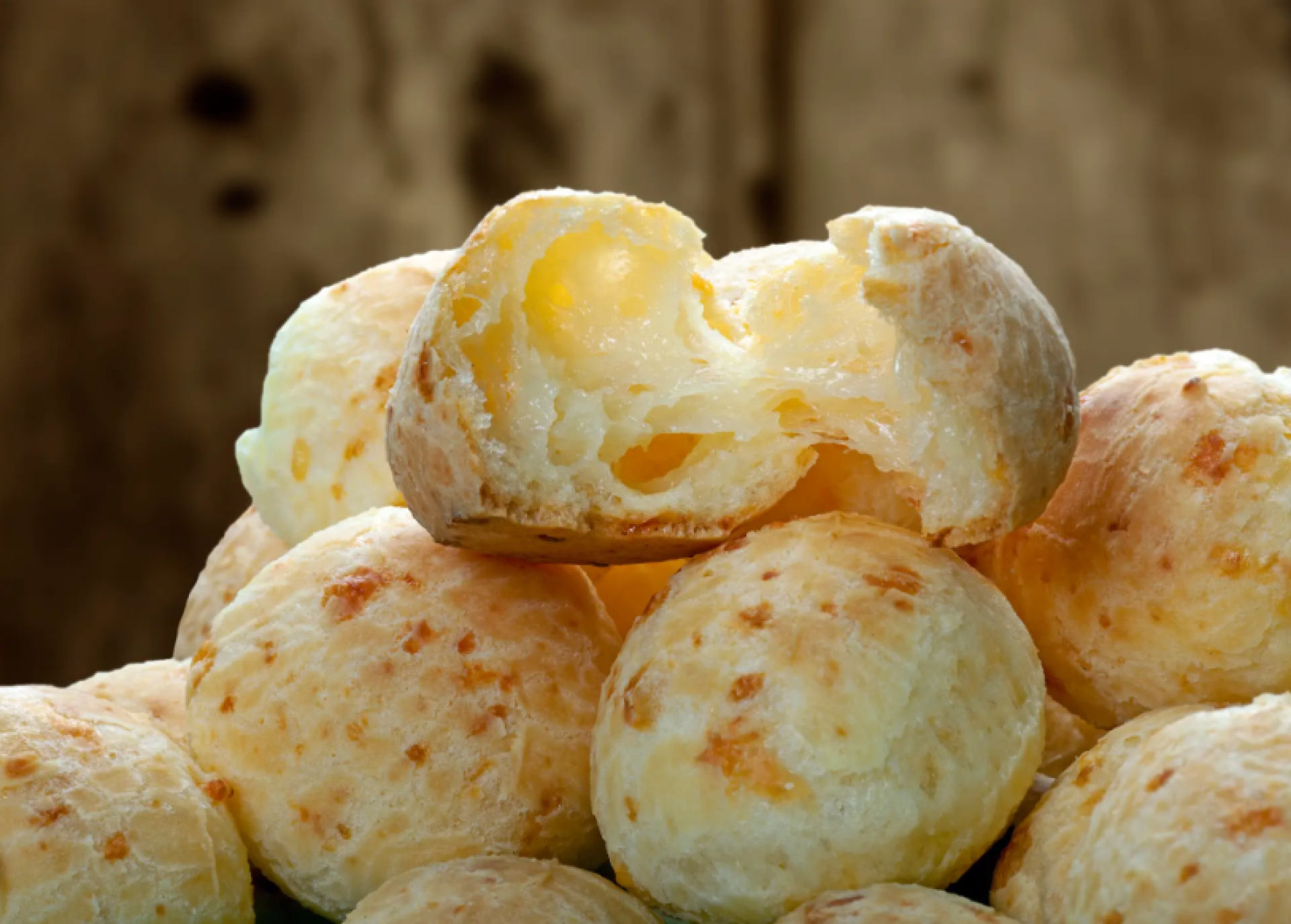 Aprenda receita de pão de queijo caseiro: quentinho e irresistível!