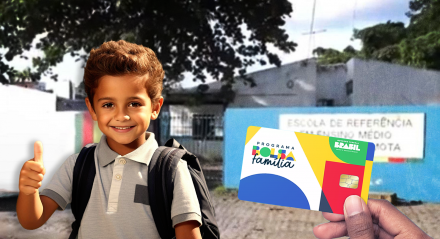 Imagem de criança na frente de escola, com cartão do Bolsa Família ao lado