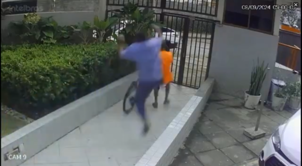 Momento em que porteiro dá 'voadora' em ladrão de bicicletas em Boa Viagem no Recife