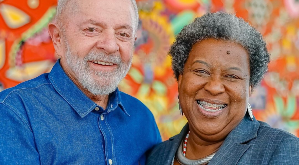 O presidente Luiz Inácio Lula da Silva ao lado da nova Ministra dos Direitos Humanos e da Cidadania, a deputada estadual mineira Macaé Evaristo (PT)