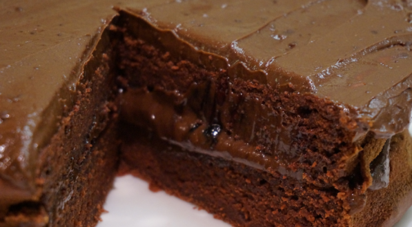 Imagem ilustrativa de um delicioso bolo de chocolate