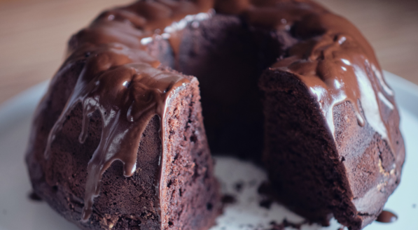 Imagem ilustrativa de um delicioso bolo de chocolate