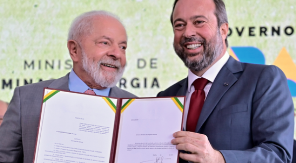 Lula e o ministro Alexandre Silveira comemoraram a aprovação do projeto Combustível do Futuro